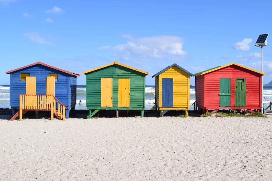 Kleurrijke strandhuisjes op het strand van Muizenberg, Kaapstad